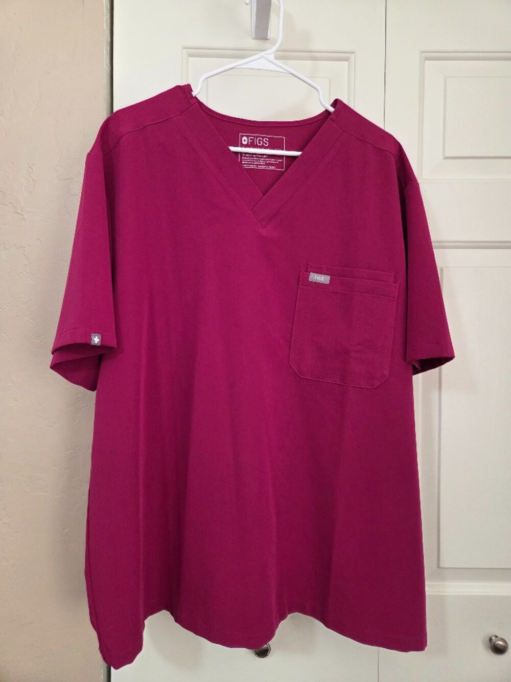 FIGS Men's Leon Two-Pocket Scrub Top Dark Magenta XXL EUC